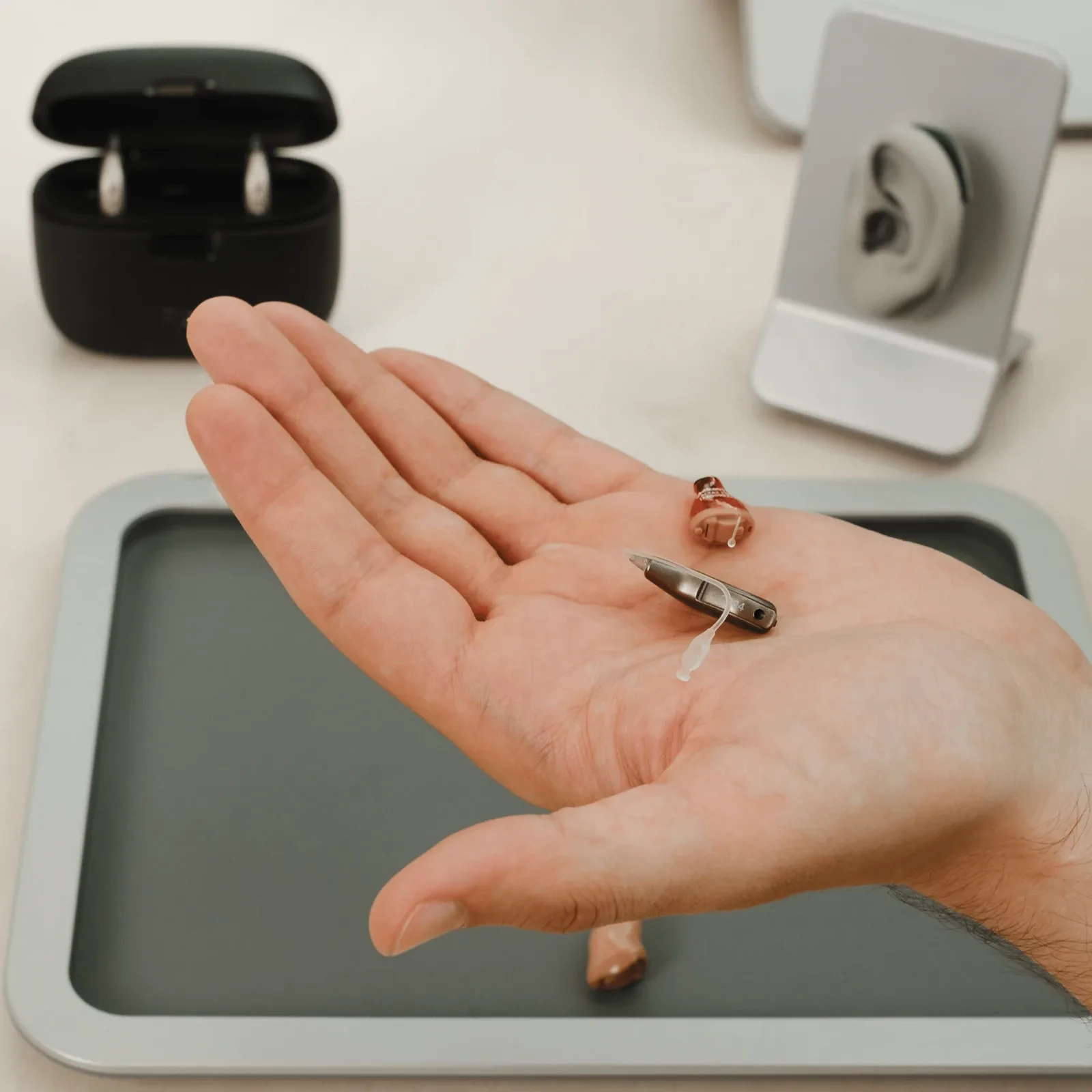 Zwei Hörgeräte auf einer Handfläche